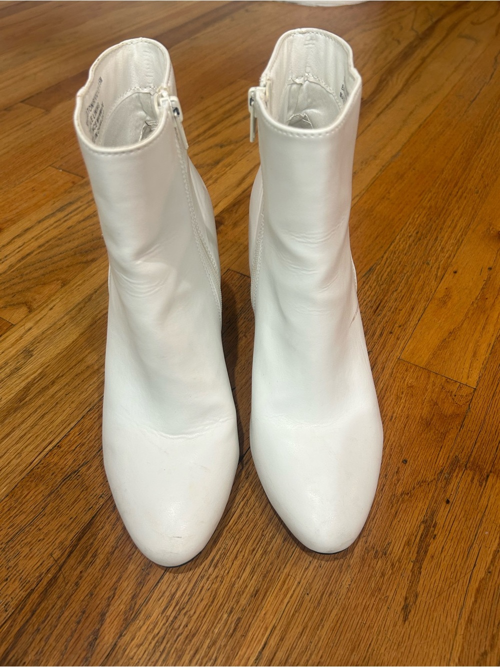 Madden girl White leather ankle boot Size 8.5 heel size 3.5 inches. Like New